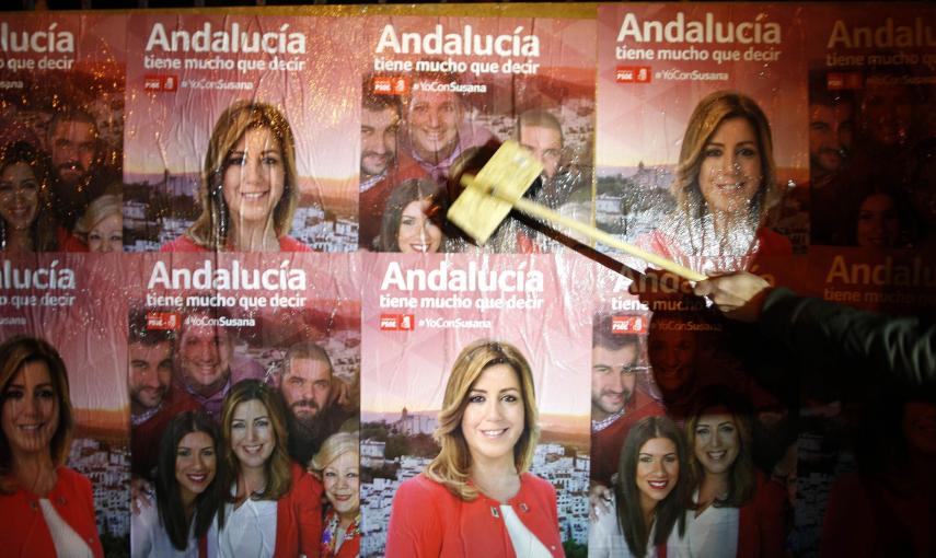 "Andalucía tiene mucho que decir", es el lema elegido por el PSOE. Varias personas que forman parte del PSOE cuelgan carteles de su candidata electoral a las elecciones autonómicas andaluzas, Susana Díaz../ REUTERS