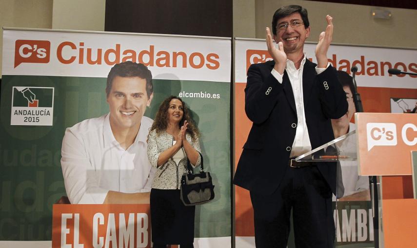 El candidato de Ciudadanos a la Presidencia de la Junta de Andalucía, Juan Marín, junto a la número dos por Sevilla, Marta Escriba, durante el acto de inicio de campaña para las elecciones a la Presidencia de Andalucía, celebrado este jueves en Sevilla./