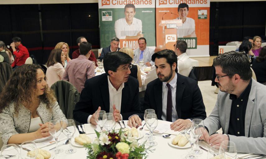 El candidato de Ciudadanos a la Presidencia de la Junta de Andalucía, Juan Marín, junto a la número dos por Sevilla, Marta Escriba, entre otros, durante el acto de inicio de campaña para las elecciones a la Presidencia de Andalucía celebrado anoche en Sev