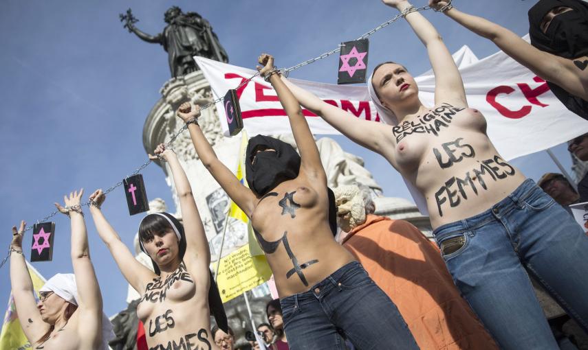 En sus cuerpos desnudos llevaban diversas inscripciones como "Día de fiesta", "La religión encadena a las mujeres" o "Woman Akbar".