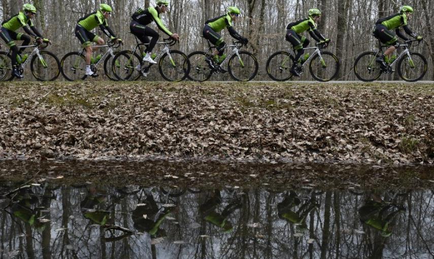 Ciclistas del equipo Cannondale-Garmin durante la tercera etapa de la 73 edición de la París-Niza. / AFP