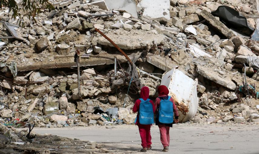 Niñas sirias camino del colegio en Alepo. / AFP