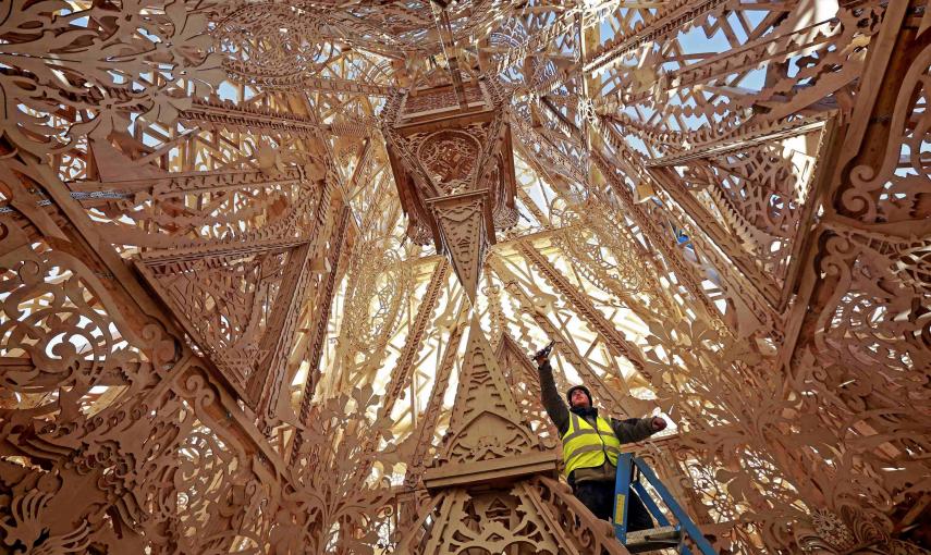 Un técnico de iluminación trabaja en un monumento en Londonderry, Irlanda del Norte. / REUTERS