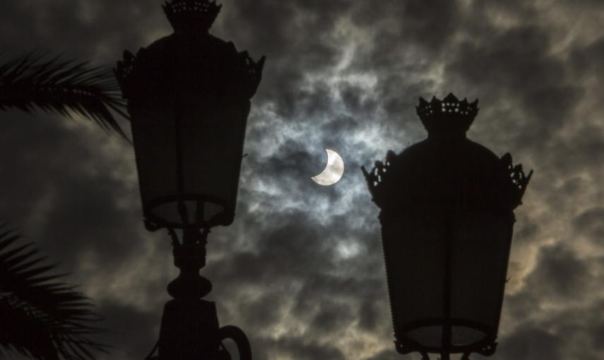 Vista desde Las Palmas de Gran Canaria del eclipse parcial de Sol con el que se despide el invierno. EFE/Ángel Medina G.