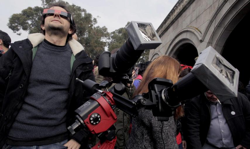 Numerosas personas, pertrechadas de diversos artilugios, se acercaron a ver el eclipse de sol deslucido por la nubosidad a los pies Casa de las Ciencias en A Coruña, en Galicia. EFE/Cabalar