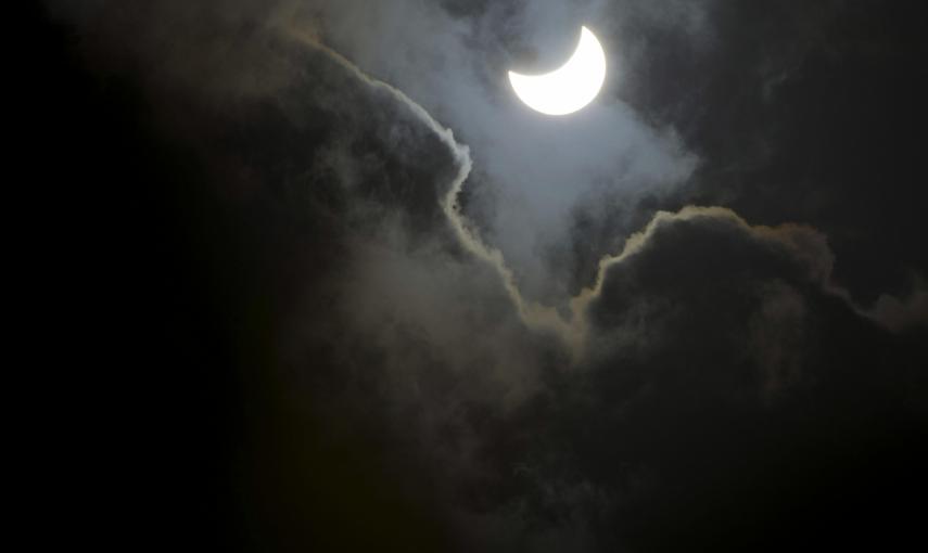 Vista desde la localidad de Tuineje (Fuerteventura) del eclipse parcial de Sol con el que se despide el invierno. EFE/Carlos De Saá