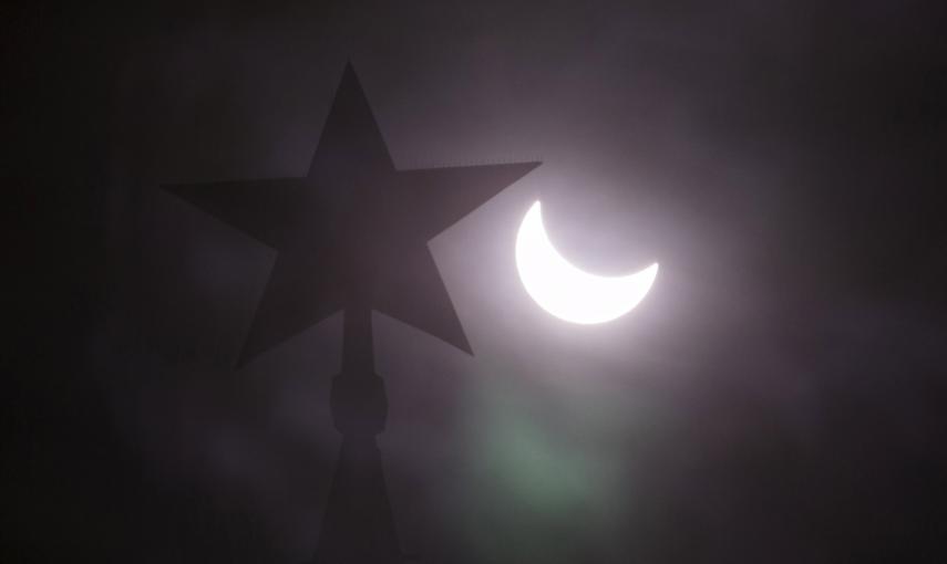 El eclipse parcial de sol visto sobre el edificio del Kremlin, en Moscú. REUTERS/Tatyana Makeyeva