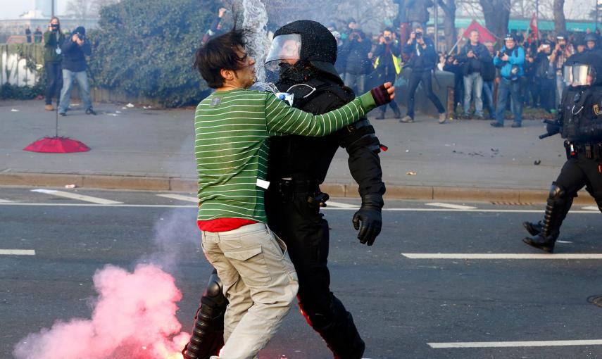 Un policía detiene a un manifestante anti-capitalista cerca del edificio del Banco Central Europeo, antes de la apertura de su nueva sede en Frankfurt. /MICHAEL DALDER (REUTERS)