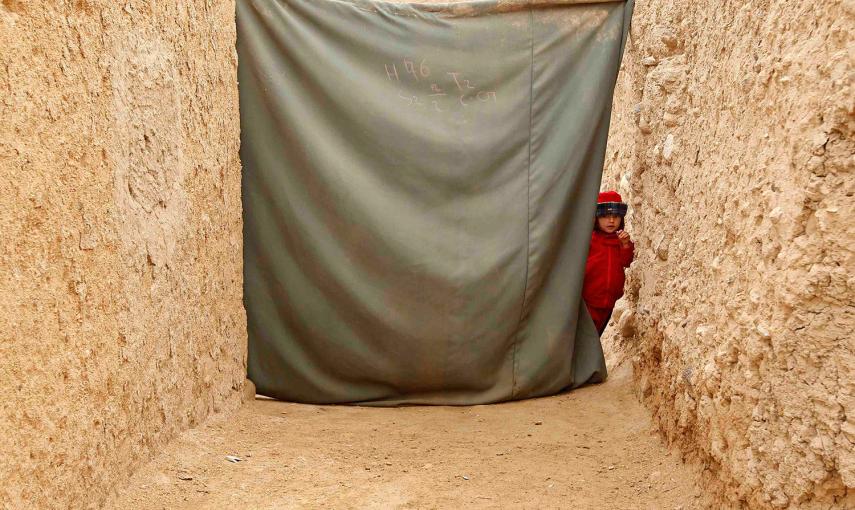 Un niño espera para recibir una vacuna contra la polio, durante una campaña de vacunación a las afueras de Jalalabad. /PARWIZ (REUTERS)