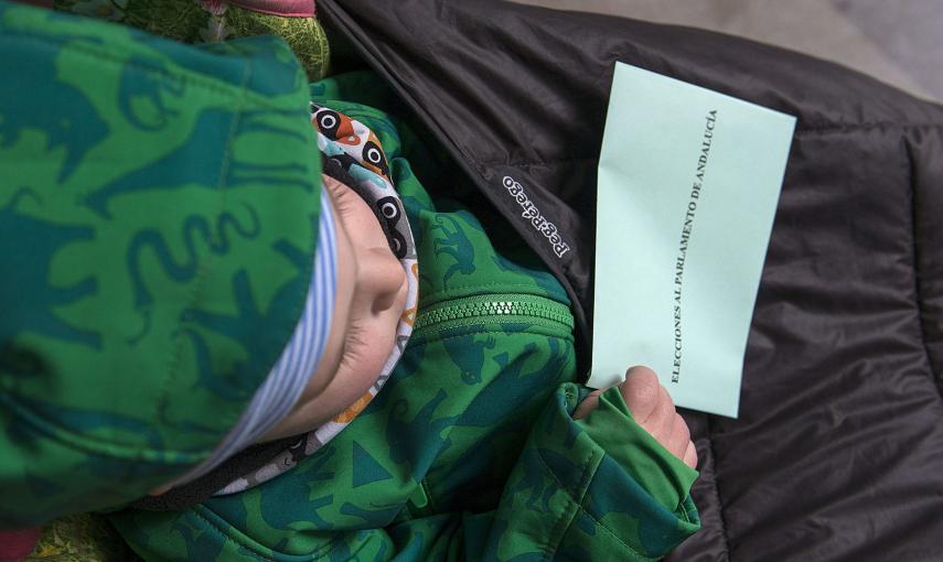 Un niño lleva la papeleta en su mano una papeleta para las votaciones, en un colegio electoral de Jaén, durante la jornada de elecciones autonómicas en Andalucía. EFE/José Manuel Pedrosa