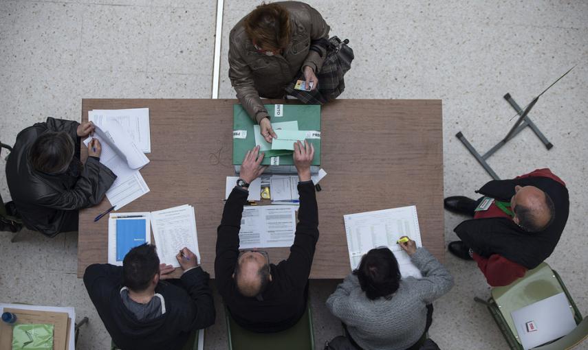 Una mujer vota en las elecciones autonómicas para la Junta de Andalucía en un colegio de Málaga. EFE/Jorge Zapata