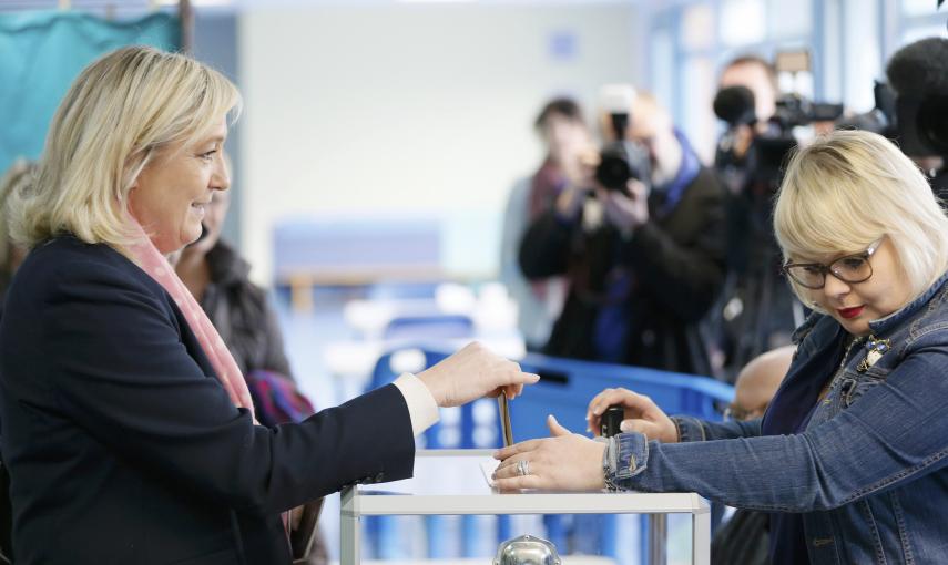 La líder del partido ultraderechista Frente Nacional, Marine Le Pen, efectúa su votación en Henin-Beaumont, northern France/ REUTERS-Gonzalo Fuentes