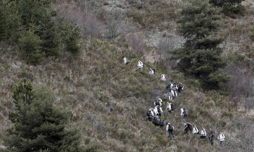 Militares franceses continúan la búsqueda a pie de la montaña. Es una de las partes de las operaciones para encontrar los restos del avión Airbus A320, de la compañía alemana Germanwings./ REUTERS / JEAN-PAUL PELISSIER