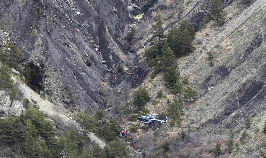 Un helicóptero de la Gendarmería francesa sobrevolando la zona del accidente. /REUTERS