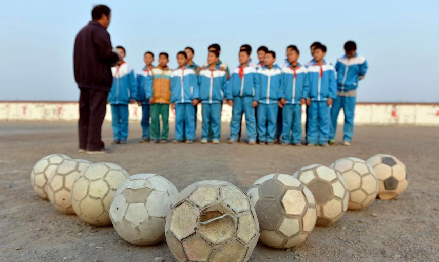 Un profesor y entrenador habla a sus estudiantes durante una sesión de entrenamiento en un patio de tierra en una escuela de primaria en el pueblo de Sunji, provincia de Shandong (China). /REUTERS