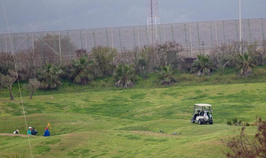 El campo de golf junto a la valla. - JAIRO VARGAS