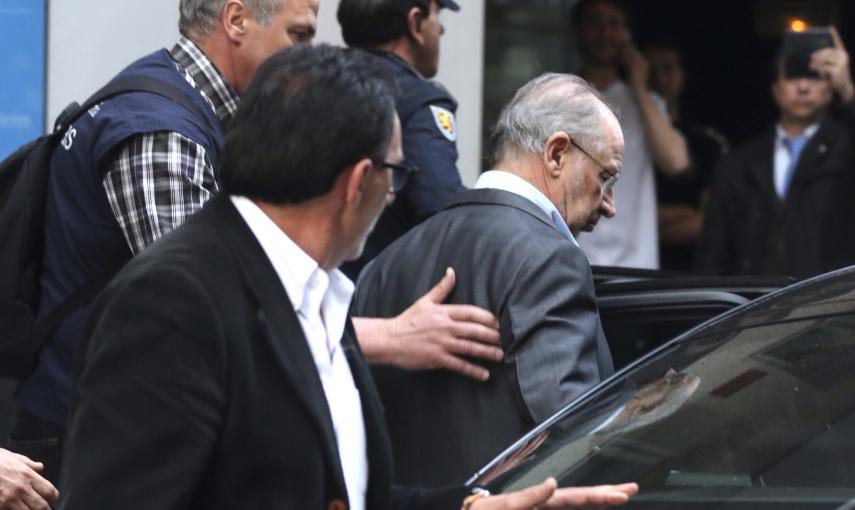 El exvicepresidente del Gobierno y expresidente de Bankia Rodrigo Rato entra en un vehículo tras salir de su domicilio de Madrid escoltado por agentes de la Policía y funcionarios de Hacienda. EFE/Ballesteros