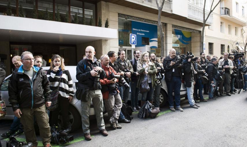 Periodistas apostados en el exterior del domicilio madrileño del exvicepresidente del Gobierno y expresidente de Bankia, Rodrigo Rato. EFE/Luca Piergiovanni