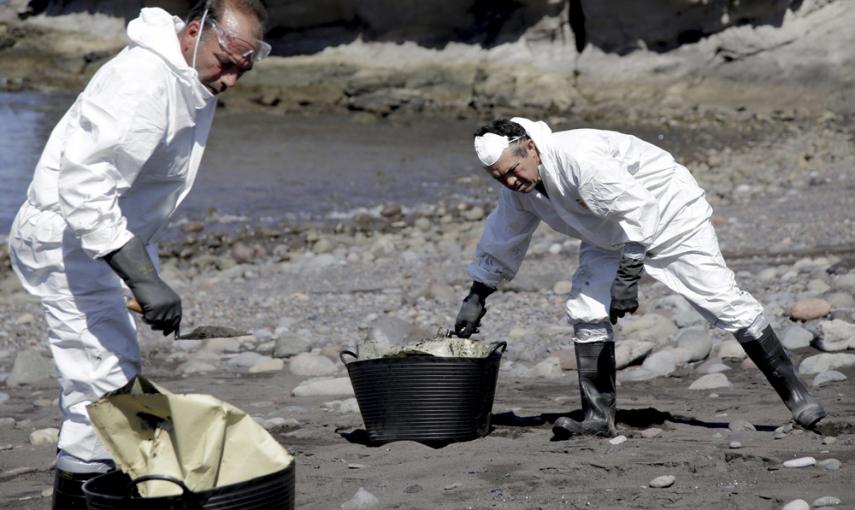 Personal de limpieza se encuentra desde esta mañana recogiendo el petroleo que ha llegado en las últimas horas a la playa de Venegueras, en el municipio grancanario de Mogán. EFE