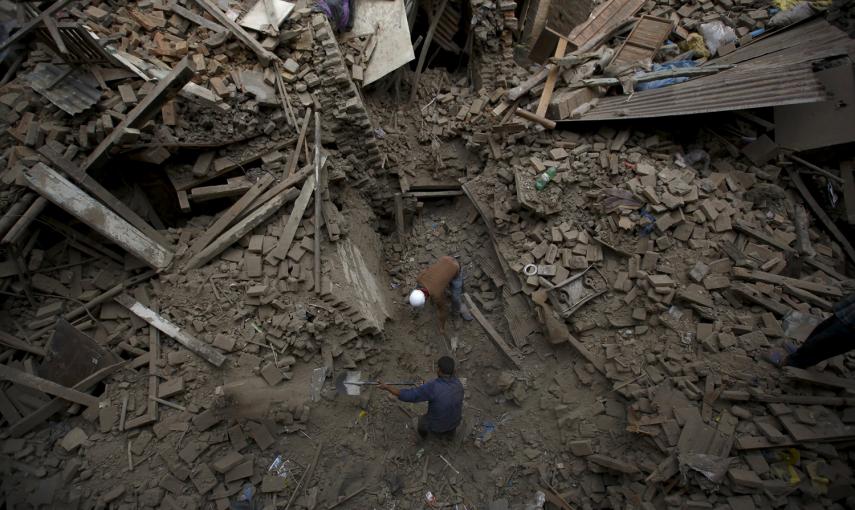 La gente busca a familiares atrapados dentro de las casas derrumbadas un día después del terremoto en Bhaktapur, Nepal.- REUTERS / Navesh Chitrakar