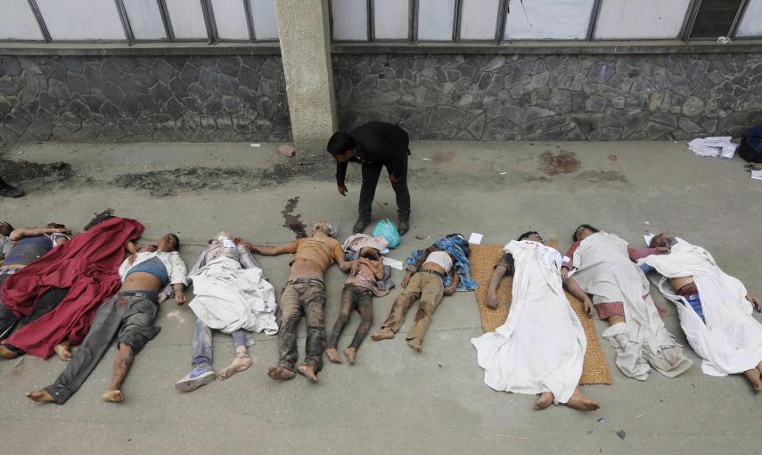 Un hombre trata de identificar un cuerpo fuera del hospital después del terremoto, en Katmandú, Nepal.- REUTERS / Adnan Abidi