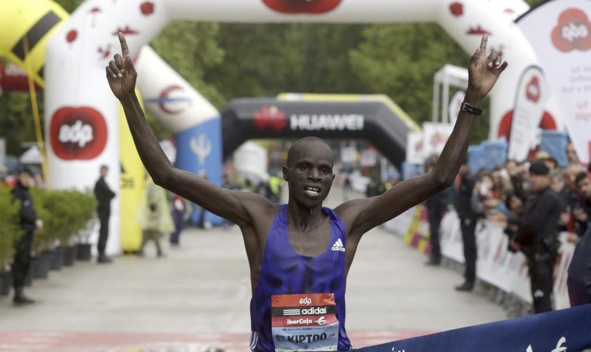 Ezekiel Kiptoo Chebii, primer atleta que corrió el maratón de Madrid en menos de 2h10, cruza la meta para repetir victoria en la 38 edición del 'EDP Rock 'n' Roll Madrid Maratón, que ha discurrido bajo la lluvia desde la plaza de Cibeles hasta el parque d