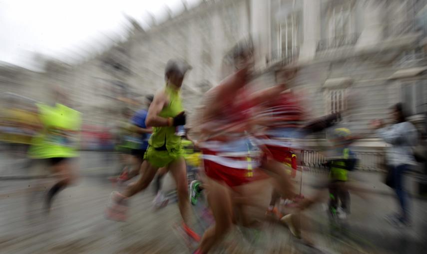 Corredores en el maratón de Madrid, a su paso por el Palacio Real, uno de los lugares emblemáticos por los que transcurre la carrera. /Víctor Lerena (EFE)