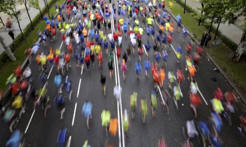 Participantes en el maratón de Madrid corren por el Paseo de la Castellana. /Angel Díaz (EFE)