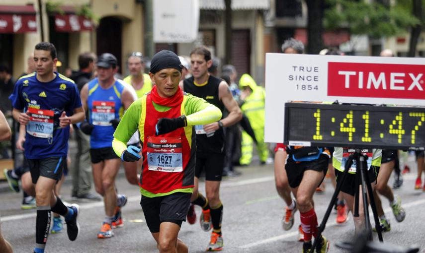 Participantes en el maratón de Madrid que han recorrido bajo la lluvia lugares emblemáticos de la ciudad, desde la plaza de Cibeles hasta el parque de El Retiro, y que ha contado con 15.000 corredores. Víctor Lerena (EFE)