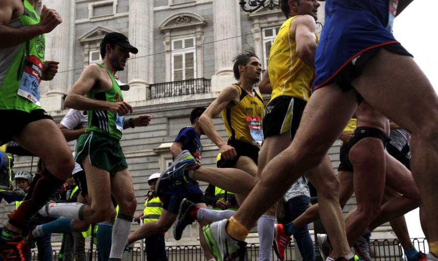 Corredores en el maratón de Madrid, a su paso por el Palacio Real. /Víctor Lerena (EFE)