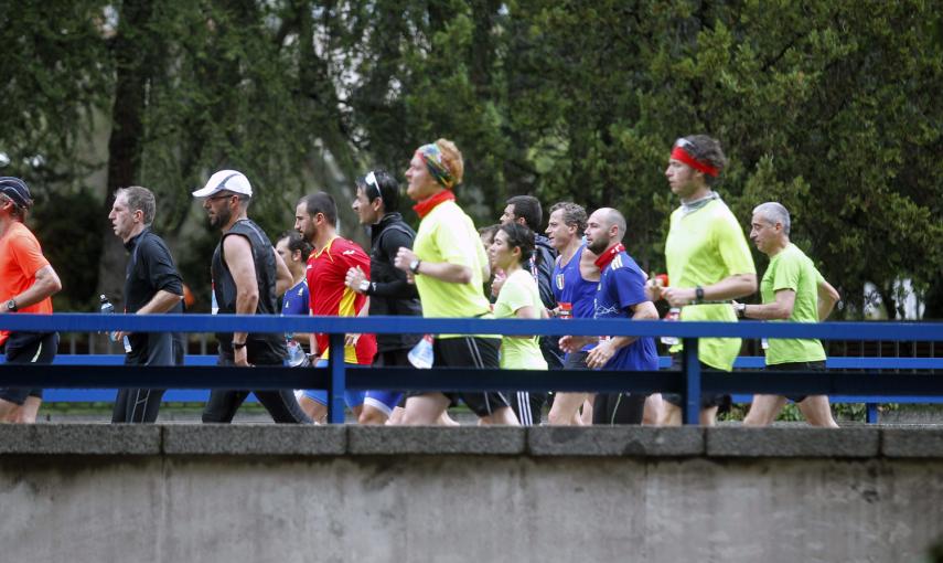 Participantes en el maratón de Madrid que han recorrido bajo la lluvia lugares emblemáticos de la ciudad, desde la plaza de Cibeles hasta el parque de El Retiro, y que ha contado con 15.000 corredores. /Víctor Lerena (EFE)