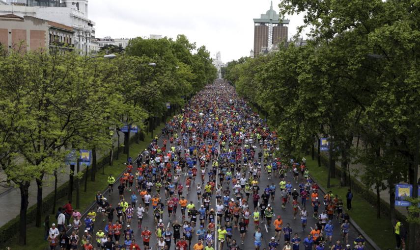 Participantes en el maratón de Madrid corren por el Paseo de la Castellana. La prueba, que transcurre por lugares emblemáticos de la capital como El . /Angel Díaz (EFE)