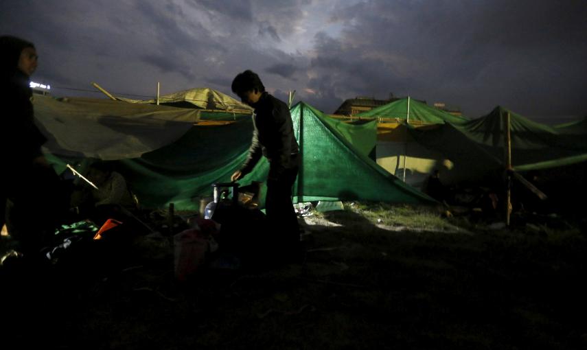 Un joven cocina en uno de los campamentos improvisados en Katmandú. REUTERS / Adnan Abidi