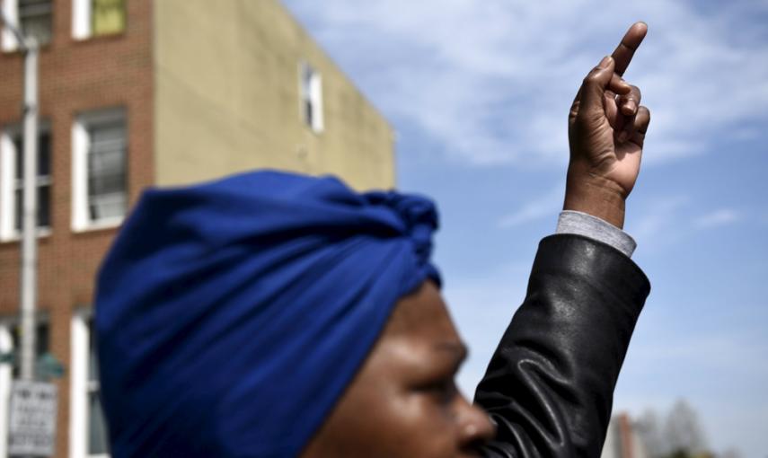 Una manifestante protesta frente al departamento de policía del distrito oeste de Baltimore por la muerte de Freddie Grey el 25 de abril. REUTERS