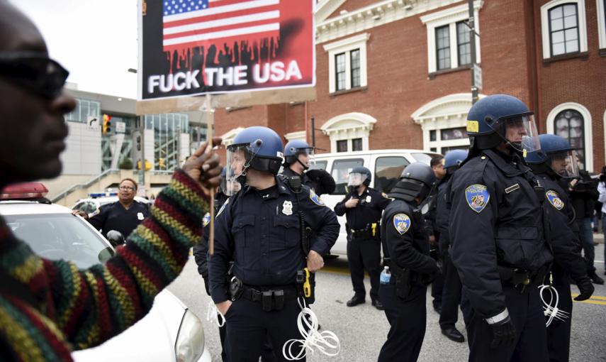 Cerca de unas 2.000 personas se manifestaron en Baltimore por la muerte de joven negro Freddie Grey, mientras se encontraba en custodia policial. REUTERS