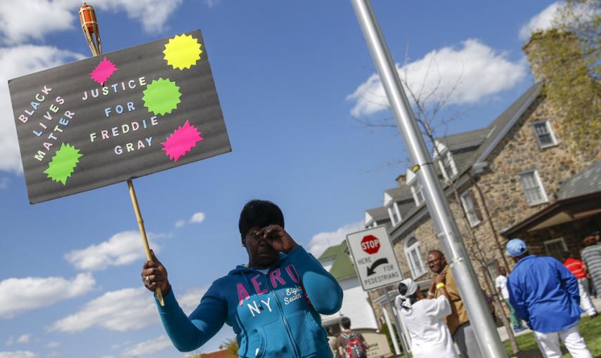 Un manifestante durante las protestas pacíficas por la muerte de Freddie Gray a manos de la policía de Baltimore. REUTERS