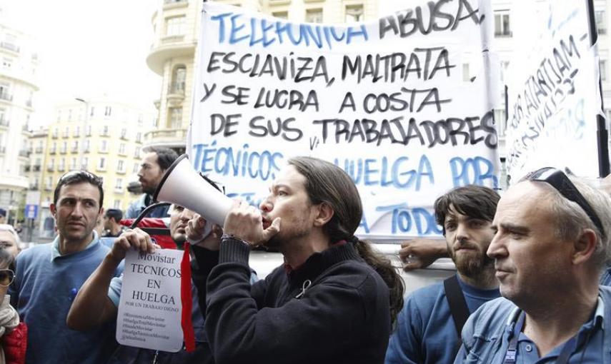 El líder de Podemos, Pablo Iglesias, durante una concentración de técnicos de la subcontrata de Telefónica que llevan 38 días de huelga frente a la sede de esta empresa en la Gran Vía de Madrid. / ALBERTO MARTÍN (EFE)