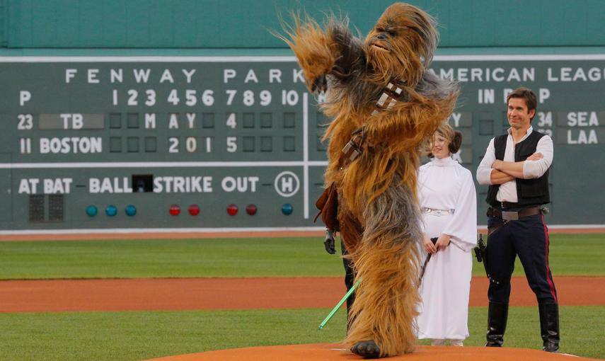 Varias personas vestidas como personajes de Star Wars durante el lanzamiento de honor (efectuado por Chewbacca) antes de un partido de béisbol en Boston (Massachusetts, EEUU).- BRIAN SNYDER