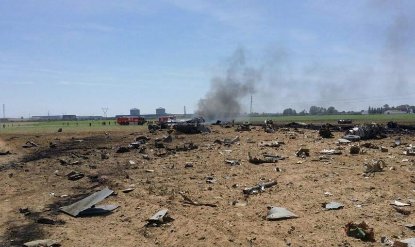 Vista del campo cercano al aeropuerto de Sevilla donde se estrelló el avión.- EFE