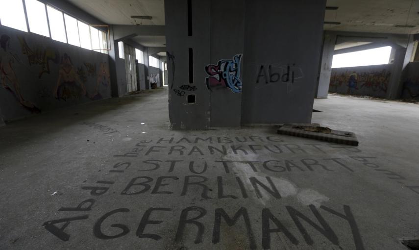 Una pintada dentro de una fábrica abandonada de frutos secos que se cerró en 1995 cerca de la ciudad de Xanthi, en la región de Tracia, Grecia.- REUTERS / Yannis Behrakis