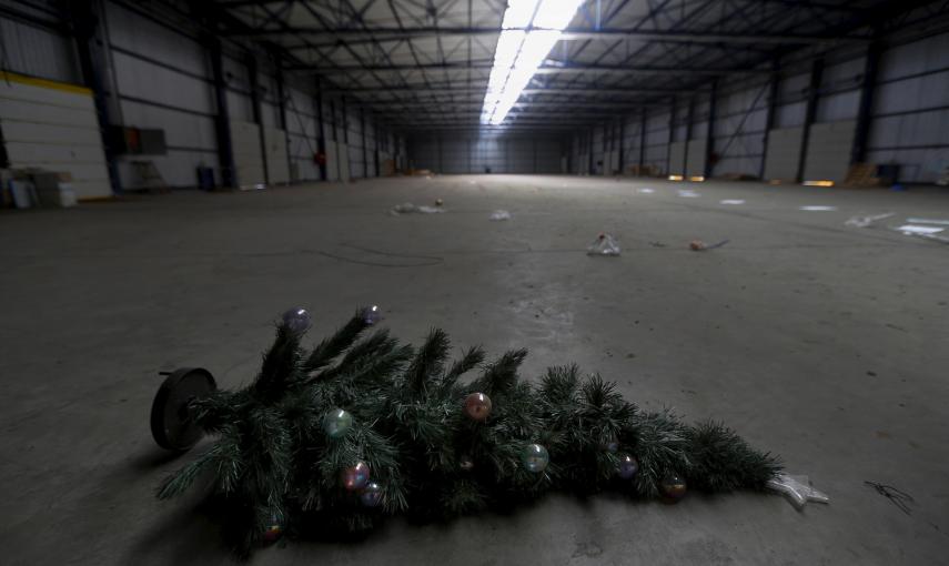 Un árbol de Navidad en el suelo de una empresa de logística y transporte internacional, que se cerró en 2012 en la ciudad de Tesalónica, en la región central de Macedonia, Grecia.- REUTERS / Yannis Behrakis