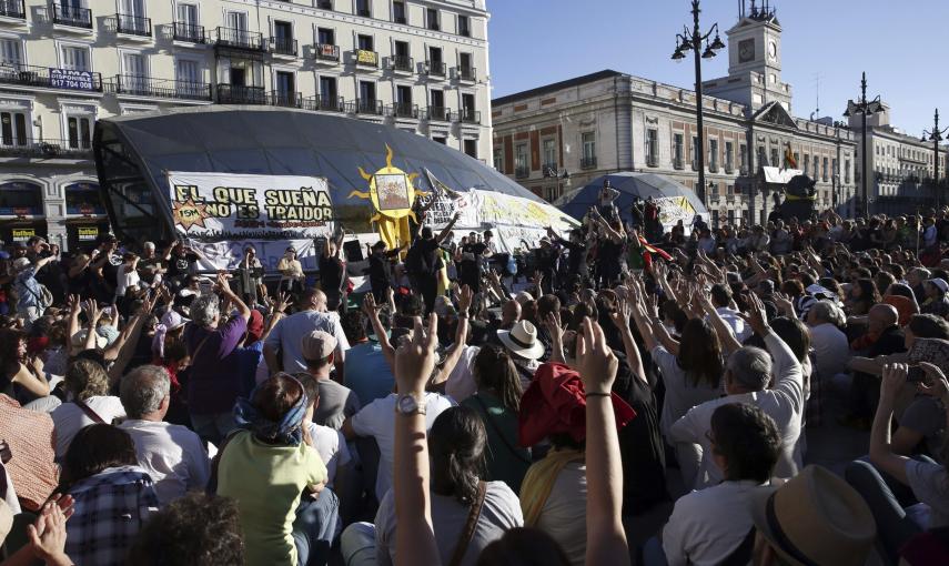 Final de la manifestación convocada por el 15M con el lema "2015M: No nos amodazarán. La lucha sigue en las calles" que ha discurrido entre Cibeles y la Puerta del Sol, en Madrid. Efe/Kiko Huesca