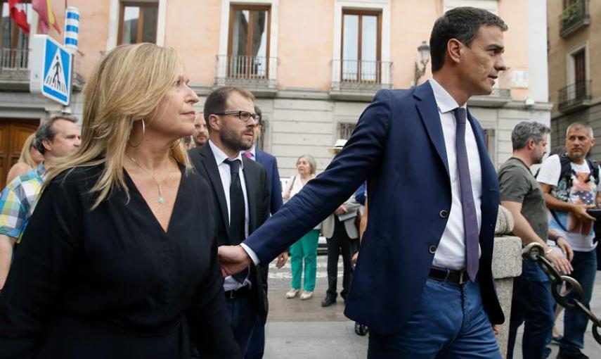 El secretario general del PSOE, Pedro Sánchez, acompañado de la socialista Trinidad Jiménez a su llegada a la capilla ardiente de Pedro Zerolo, miembro de la Ejecutiva del PSOE y secretario de Movimientos Sociales, fallecido esta madrugada en su casa de M