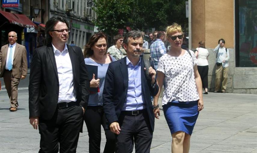 José Manuel López, junto a tres compañeros, a su llegada a la capilla ardiente de Pedro Zerolo, miembro de la Ejecutiva del PSOE y secretario de Movimientos Sociales, fallecido esta madrugada en su casa de Madrid, instalada en el patio de cristales de la