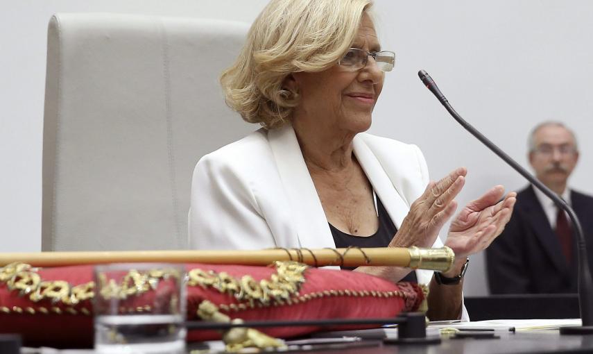 Manuela Carmena, cabeza de lista de Ahora Madrid al Ayuntamiento de la capital de España, aplaude tras haber sido proclamada nueva alcaldesa de la ciudad. EFE/Chema Moya