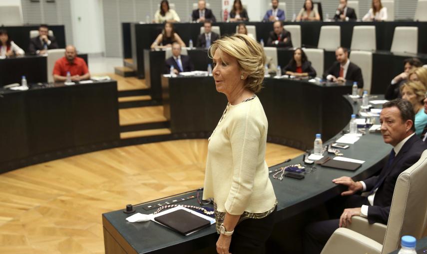 La portavoz del PP en el Ayuntamiento de Madrid, Esperanza Aguirreo, tras el acto de constitución del consistorio madrileño y la elección de Manuela Carmena, cabeza de lista de Ahora Madrid, como nueva alcaldesa de la ciudad . EFE/Chema Moya