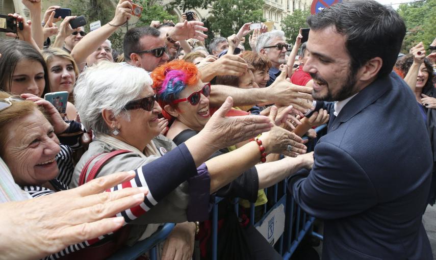 El candidato de IU a la presidencia del Gobierno, Alberto Garzón, saluda tras asistir  en el Ayuntamiento de Madrid a la investidura de la cabeza de lista de Ahora Madrid al Ayuntamiento de la capital, Manuela Carmena, como alcaldesa de Madrid. EFE/CHEMA