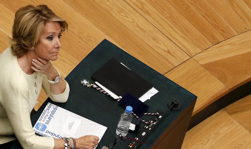 La portavoz del PP en el Ayuntamiento de Madrid, Esperanza Aguirre, en su escaño en el pleno municipal, durante la sesión de investidura.. REUTERS/Andrea Comas