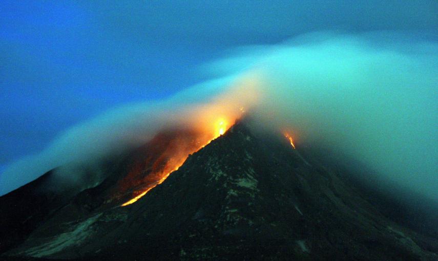 Fotografía de larga exposición que muestra lava fundida saliendo del crater del Monte Sinabung./ EFE / Dedi Sahputra