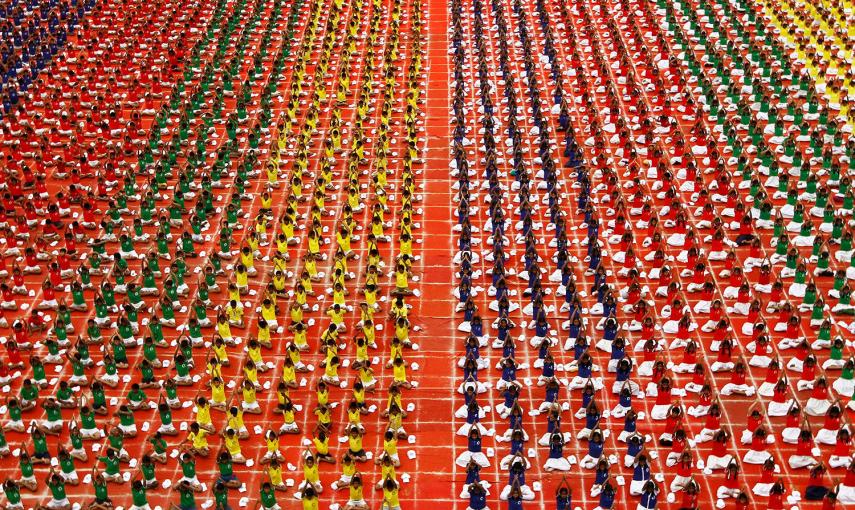 Estudiantes practican yoga en su escuela en Chennai (India), antes del Día Internacional del Yoga.- REUTERS/STR